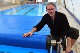 Trotz Ausnahmeregel: Schwimmunterricht fällt in Mittelsachsen vielerorts erneut aus - Lutz Hoffmann in seiner Schwimmschule, die er in Sachsenburg betreibt. Die hat er am Montag erneut komplett geschlossen, nachdem die Einrichtung lediglich gut fünf Monate in diesem Jahr in Betrieb war.