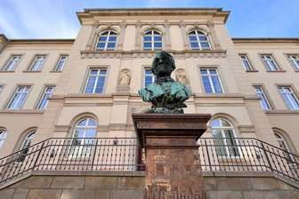 Trotz Barrierefreiheit und Innenstadt-Lage: Warum diese Grundschule im Vogtland schließen soll - Zwei Schulen unter einem Dach. Das geht in der Weinholdschule offenbar nicht mehr auf. Weil die Oberschule mehr Platz braucht, droht der Grundschule das Aus. Was sagt der Stadtrat?