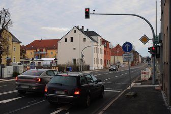 Trotz Bau-Ende auf Zwickauer Hauptverkehrsstraße: Deshalb zeigt die Ampel so oft Rot - Obwohl die beidseitig von der Reichenbacher Straße abzweigende Flurstraße noch Baustelle und deshalb gesperrt ist, ist die Ampel an der Kreuzung in Betrieb und zeigt scheinbar grundlos Rot.
