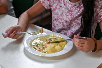 Trotz Bauernprotesten: Schulen in Freiberg und Umgebung hoffen auf pünktliche Mahlzeiten - Die Kita- und Schulverpflegung (Symbolbild) könnte mancherorts wegen der geplanten Straßenblockaden am Montag problematisch werden.