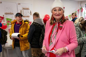 Trotz Baustelle: Karls-Erlebnis-Dorf sucht schon Mitarbeiter in Döbeln - Ulrike Dahl hat die Bewerberinnen und Bewerber zum Kennenlern-Parcours auf der Baustelle in Döbeln empfangen.