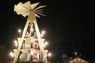 Trotz Baustelle weihnachtet es in Fraureuth - Die Pyramide auf dem neu gestalteten Platz vor dem Herrenhaus dreht sich, die Arbeiten gehen aber weiter.