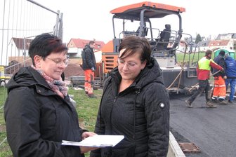 Trotz Baustopp im Winter: Geringswalde hofft auf freie Fahrt in der Ebertstraße vor Weihnachten - BGV-Chefin Claudia Rentzsch (l.) und Bürgermeisterin Sandra Fischer stimmen sich über den Ablauf weiterer Arbeiten an der Eberstraße ab.
