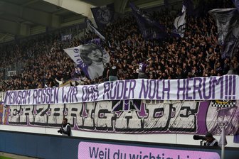 Trotz Befreiungsschlag gegen 1860 München: Einige Fans vom Erzgebirge Aue wünschen sich alte Zeiten zurück - Unterstützung von den Rängen. Ein Banner gibt die Richtung vor.