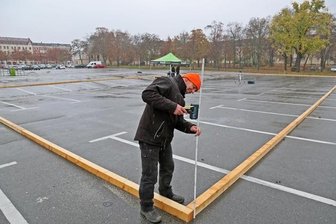 Trotz Besucheranstiegs: Veranstalter suchen neuen Standort für Eisbahn - Der Platz der Völkerfreundschaft war wohl die längste Zeit Areal für eine Eisbahn.