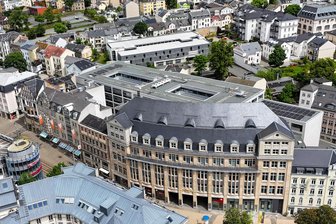 Trotz Bevölkerungsrückgang im Vogtland: Landratsamt wächst auf fast 1200 Stellen - Die Fläche des einstigen Plauener Warenhauses (vorn) reichte schon beim Einzug nicht aus – dahinter wurde noch ein dreigeschossiger Neubau errichtet. Auch Außenstellen gibt es weiter.