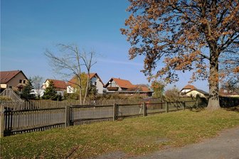 Trotz Bevölkerungsrückgang: Reichenbach plant bis 2035 rund 300 neue Wohnungen - An der Brunner Straße wäre gegenüber die Siedlung Am Heinrichstollen Platz für eine neue Zeile Häuser. So eine Idee. Heute befindet sich hier allerdings der Gartenverein Cunsdorf mit seinen Parzellen und dem Gartenheim.