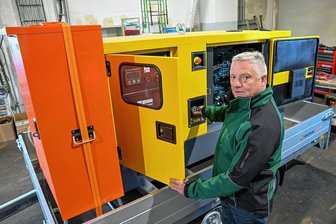 Trotz Biogasanlage und Co: Warum ein Bauer in Chemnitz Notstrom braucht - Jens Hoffmann vom Landwirtschaftsbetrieb Sachsenland Röhrsdorf hat sich zwei dieselbetriebene Notstromaggregate zugelegt - für den Ernstfall. 