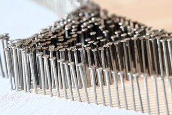 Trotz blutiger Finger anfangs: Wie ein Claußnitzer Kunst mit Nägeln macht - Nägel bringt Toni Liebers per Hammerschlag so auf einer Holzplatte angeordnet in Form, dass sie imposante Motive ergeben.