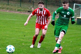 Trotz bösem Foul am Vortag: Der Jüngste entscheidet das Spiel für Merkur Oelsnitz - Merkurs Luis Weiland (rechts) erzielte die 1:0-Führung.