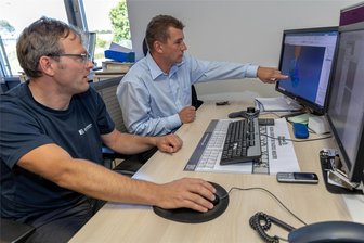 Trotz breit aufgestellter Produktpalette: Firma Zahoransky kämpft um ihren Erhalt am Standort Rothenkirchen - Monty Tepper (rechts) ist seit 2014 Geschäftsführer der Zahoransky GmbH Formen- und Werkzeugbau. Mit im Bild ist Michael Eißmann, Programmierer der Firma.