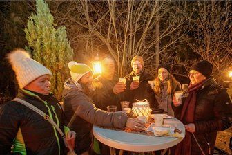 Trotz Brückensperrung an der Barthmühle: Wirt lässt sich nicht unterkriegen - Trotz gesperrter Kreisstraße: Seinen Schinkenverkauf am Samstag hat Gastwirt Miodrag Djurdevic, genannt Momo (Mitte) dennoch im Restaurant Barthmühle veranstaltet.