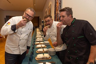Trotz Butterschock im Advent: Beim Stollen machen Erzgebirger keine Kompromisse - Süßer Job: Die Juroren des Stollentags André Bernatzky, Paul Nitzsche, Udo Stieberger (von links). So viel abgebissen haben sie aber nur fürs Foto.