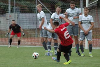Trotz Chancenwucher in der Schlussphase: Fußballer des Hainichener FV bleiben Tabellenführer in der Mittelsachsenklasse - Tyron Siegert (v.) hatte mit diesem Freistoß kurz vor Schluss noch die Chance zum Ausgleich, doch HFV-Torwart Lion Lewin hielt diesen problemlos.