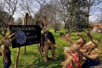 Trotz Corona: Grüße und Aktionen zu Ostern im Vogtland - An der Tafel einer Hasenschule in Steinsdorf bei Jößnitz wird das Covid-Ei behandelt.