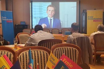 Trotz Corona-Quarantäne: FDP wählt Jeremy Ziron zum Kreischef - FDP-Kreisparteitag in Plauen: Der neue Kreisvorsitzende Jeremy Ziron grüßte per Video aus Klingenthal. 