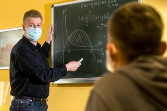 Trotz Corona: Schüler brauchen keine zusätzliche Nachhilfe - Wie war das noch gleich mit der Integralrechnung? Der Pädagoge Denis Kindt vermittelt einem Schüler in einem seiner Unterrichtsräume Mathematikstoff für Zwölftklässler. 