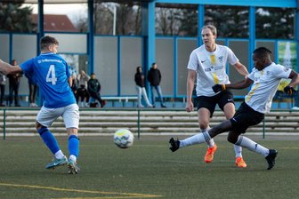 Trotz Dämpfer gegen den Verfolger: Großhartmannsdorfer Fußballer nach Abstieg obenauf - Der 2:1-Siegtreffer im Spitzenspiel: Der Großhartmannsdorfer Tobias Köhler (l.) versucht vergeblich den Schuss von Jose Freitas Baloi Junior zu verhindern. Daniel Vogt beobachtet die Szene in der 89. Minute.