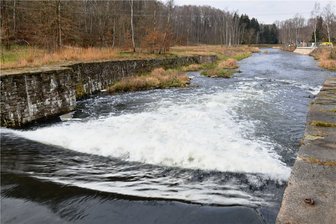 Trotz Dauerregens: Wasserpegel im grünen Bereich - Die Freiberger Mulde bei Halsbrücke.