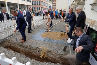 Trotz der vielen Breitband-Baustellen: Warum feiern die Stadtwerke in Meerane vorzeitig? - Die Baugrube wird - zumindest symbolisch - schon mal verschlossen.