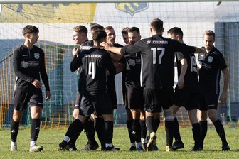 Trotz dezimiertem Kader: Lichtenberger Fußballer wieder auf Erfolgskurs - Endlich wieder Grund zur Freude: Hier bejubeln die Lichtenberger den Führungstreffer von Torjäger Danny Kluge (M.) Am Ende setzte sich der SVL in Oberschöna mit 4:0 durch.