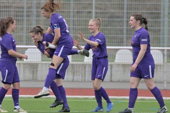Trotz Doppelbestrafung: Fußballerinnen des FC Erzgebirge weiter in der Erfolgsspur - Es läuft bei den Veilchen-Damen: Gegen den DFC Westsachsen Zwickau fuhren die Erzgebirgerinnen ihren vierten Sieg in Folge ein.