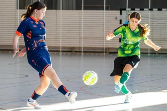 Trotz drei Siegen in vier Spielen: Kreisauswahl-Fußballerinnen scheiden bei Hallen-Landesmeisterschaft aus - Im Eröffnungsspiel setzte sich die SpG SV Lichtenberg/Fortuna Langenau um Johanna Fischer (r.) mit 2:1 gegen den DFC Westsachsen Zwickau durch.