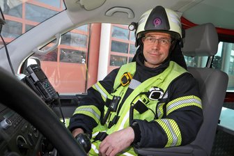 Trotz einer Entfernung von 40 Kilometern: Gasfackel in Chemieanlage Böhlen sorgt für Einsatz der Feuerwehr Meerane - Wehrleiter Kai Götze war mit der Feuerwehr aus Meerane in der Nacht von Donnerstag zu Freitag zweimal im Einsatz.