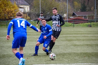 Trotz eines Blitzstarts: Fußballer von Barkas Frankenberg unterliegen dem FC Stollberg knapp - Martin Zwinzscher (M.) musste in der ersten Hälfte viel Defensivarbeit leisten. Er wurde in der Halbzeitpause ausgewechselt, seine Teamkollegen hielten die Partie bis zum Schluss spannend.