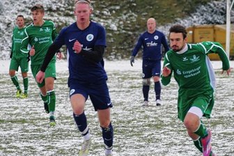 Trotz Eisglätte weiter auf der Überholspur - Da der Ball auf dem eisigen Rasen schnell wurde, war die Partie in Drebach geprägt von Laufduellen. Hier versucht FVK-Angreifer Merrell Böhm (r.), an Raschaus Abwehrspieler Samuel Knechtel vorbeizukommen.