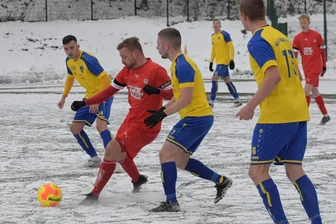 Trotz enger Kiste: Lößnitzer Kicker schwimmen in der Landesliga weiter auf der Erfolgswelle - Der Lößnitzer Tom Wilhelm schirmt den Ball in dieser Szene gekonnt ab. Das war am Sonnabend kein leichtes Unterfangen auf dem glatten Kunstrasen.