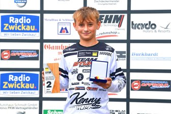 Trotz Erbkrankheit und Wachstumsverzögerung: Junger Erzgebirger wird deutscher Motocross-Vizemeister - Stolz präsentiert Tom Sönke Hänel seine Trophäen.