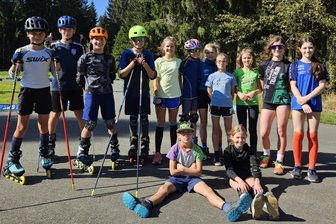 Trotz Erkältungswelle: Klingenthaler Wintersportler erreichen gute Platzierungen - Die Klingenthaler Teilnehmer am Sachsenpokal in Johanngeorgenstadt.
