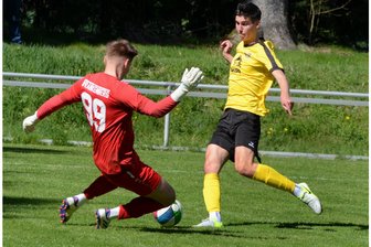 Trotz erneuter Niederlage: Hoffnungsschimmer für SV Barkas - Starker Rückhalt: Florens Erdtel vereitelt hier eine Großchance der Auerbacher. Die 1:3-Niederlage konnte der Frankenberger Torhüter aber nicht verhindern.