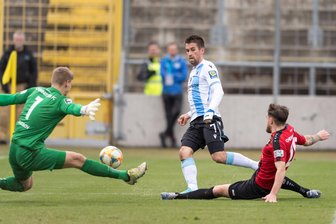 Trotz Führung: Chemnitzer FC verliert beim 1860 München - Stefan Lex mit dem ersten Treffer für den TSV 1860 München. Jakub Jakubov und Niklas Hoheneder können nur zusehen.