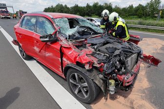 Trotz fehlerhafter Alarmierung: Feuerwehr Meerane schnell an Unfallstelle auf der Autobahn A 4 - Der Unfallwagen, der am Sonnabend auf der A 4 bei Meerane unter einen Lkw geraten ist.