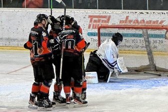 Trotz Fehlstart noch zum Sieg - Der Jubel bei den Schönheider Wölfen ließ lange auf sich warten. Am Ende überwanden sie den starken Luchse-Keeper Justin Fuß aber doch noch sechsmal.