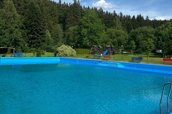 Trotz Finanznot: Badesaison in zwei Dörfern im Erzgebirge startet - Alles bereit für die Saison: Das Freibad in Schmalzgrube öffnet diesen Sonnabend.