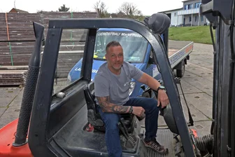 Trotz Flaute im Bau: Gerüstbaufirma aus Westsachsen ist gut im Geschäft - Firmenchef Marko Häber kann sich auf sein Mitarbeiter-Team verlassen. Seit 35 Jahren rüsten die Langenbernsdorfer Häuser, Brücken, Industriebauten ein.
