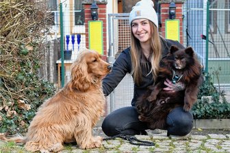 Trotz Freude über Spenden: Tierheime blicken weiter mit Sorge auf Kosten - Cindy Walther, stellvertretende Leiterin des Freiberger Tierheims, mit Schnauzermischling Joker (l.) und dem blinden Spitz Mischka. Wie andere Einrichtungen freut man sich hier über Spenden, hat aber gestiegene Kosten im Blick. 