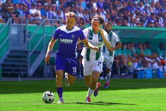 Trotz früher Führung: Erzgebirge Aue verpasst die Pokalsensation - Mirnes Pepic (links) im Laufduell mit Gladbachs Rocco Reitz.