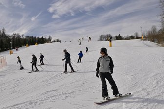 Trotz Frühlingswetters im Erzgebirge: In Skiarena Eibenstock läuft der Skibetrieb noch - In der Skiarena in Eibenstock ist Skifahren noch immer möglich.