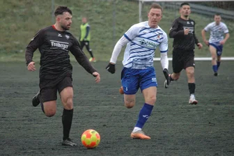 Trotz Führung: Fußballer des BSC Freiberg unterliegen im Spitzenspiel bei der BSG Stahl Riesa - Nur wenig Entlastung in Hälfte eins: Lukas Böhme (l.) gewinnt hier das Laufduell gegen den Riesaer Georg Liesch, aber für Torgefahr konnten die Freiberger Fußballer in den ersten 45 Minuten nicht sorgen.