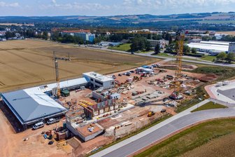 Trotz Gerichtsstreit mit Baufirma: Arbeiten an Neukirchens neuer Grundschule gehen voran - Von der Baustelle der neuen Grundschule in Neukirchen gibt es erfreuliche Neuigkeiten.