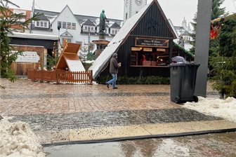 Trotz Glätte: Nur wenige Patienten mit Sturzverletzungen im Krankenhaus in Freiberg - Glitschig war es am Montagabend teils auch auf dem Pflaster des Obermarktes in Freiberg. 