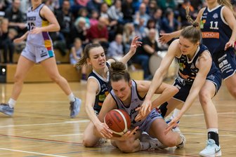 Trotz großem Kampf: Basketballerinnen der Chemcats verlieren Topspiel gegen Bochum - Lucile Peroche kämpft um den Ball. Ihre Chemcats haben gegen den Tabellenführer aus Bochum alles in die Waagschale geworfen, mussten am Ende aber als Verlierer vom Feld.
