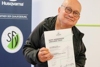 Trotz Handicap: Seit mehr als 30 Jahren für den Fußball aktiv - Der Stolz auf seine Auszeichnung ist ihm anzusehen: Heiko Rosenbaum mit der Sepp-Herberger-Urkunde des Deutschen Fußball Bundes. 