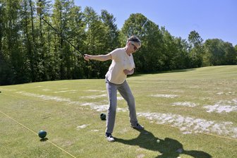 Trotz Handicap zum Handicap: Schlaganfall-Patienten spielen in Zwickau auch einarmig Golf - Annett Illys Schläge haben ordentlich Wumms: Das Golfspielen in Zwickau hat ihr nach einem Schlaganfall geholfen.