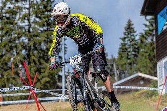 Trotz Handicaps rasant unterwegs - Nach einer Verletzungspause, die ihn ein dreiviertel Jahr außer Gefecht setzte, hat sich Falk Schaarschmidt aus Zschopau mit einem starken Auftritt in Thüringen im Mountainbikesattel zurückgemeldet. 
