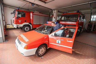 Trotz Haushaltskrise: Mühlau hält an Viertelmillion-Projekt fest - Der Mühlauer Feuerwehrchef Jörg Voigt am alten Kommandowagen, der ausgemustert wird.
